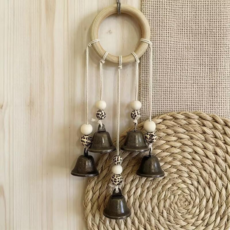 Boho Wind Chimes - ボヘミアン風チャイム、天然木製フープとヴィンテージメタルベル付き、ポーチ、バルコニー、ボホスタイルの家の壁飾りに最適