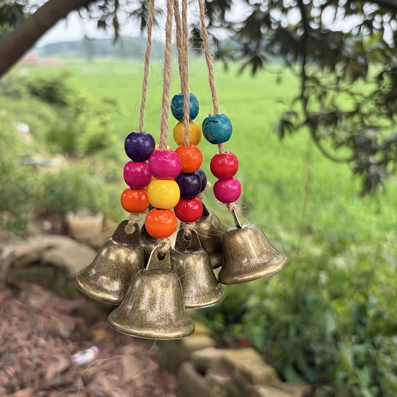 Boho Wind Chimes - 手作りのボヘミアン風風鈴装飾品、ブロンズの鐘とカラフルな木製ビーズが付属、庭、パティオ、屋内、家庭用の吊り下げ飾り