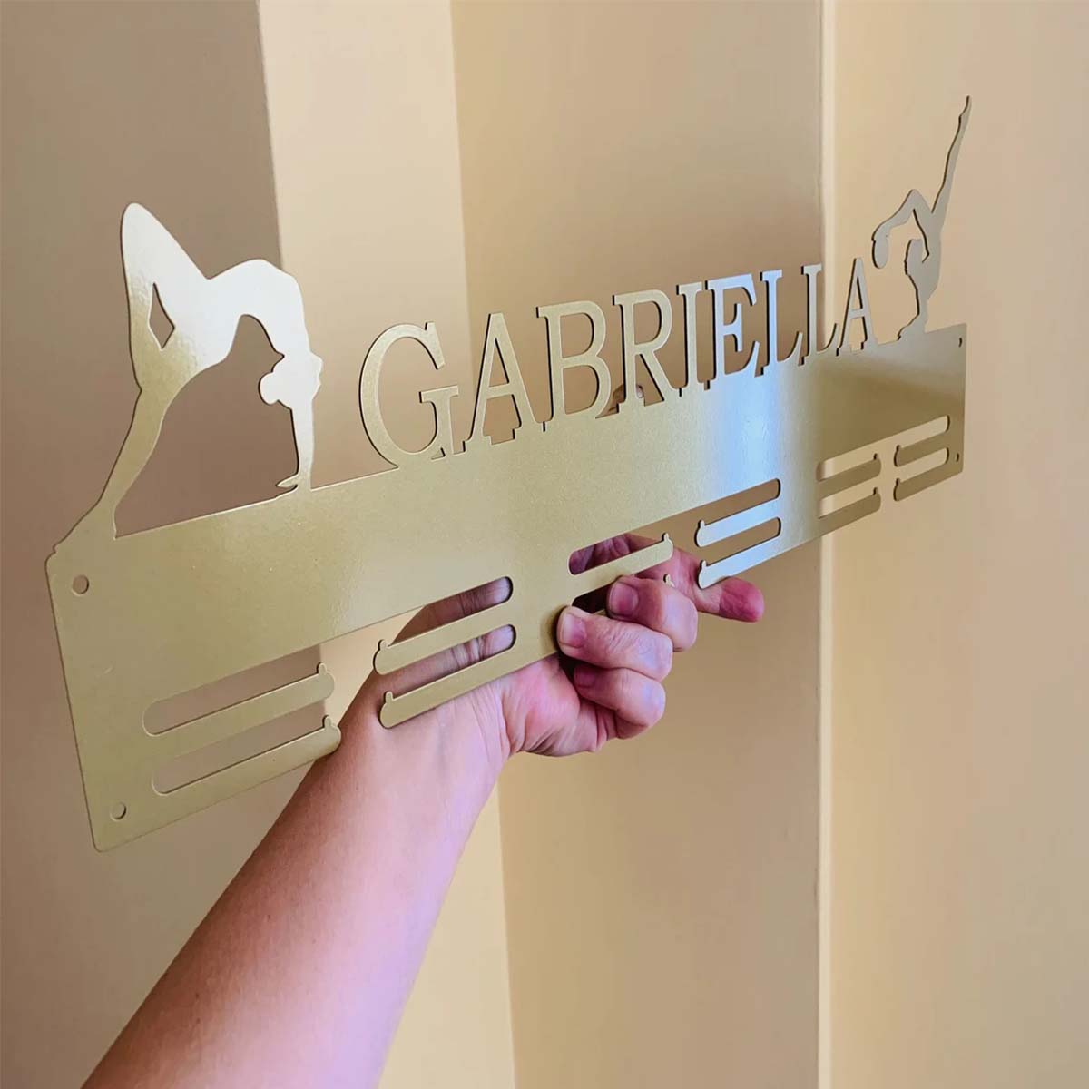 カスタムマラソンスポーツメタルメダルディスプレイラック、バレ - Home Decor Zone のレビューと価格